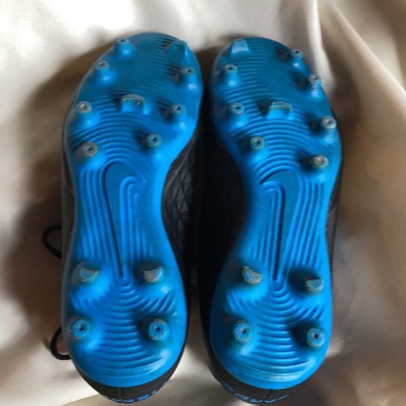 Nike Youth soccer cleats Size 5.5 - Picture 4 of 5